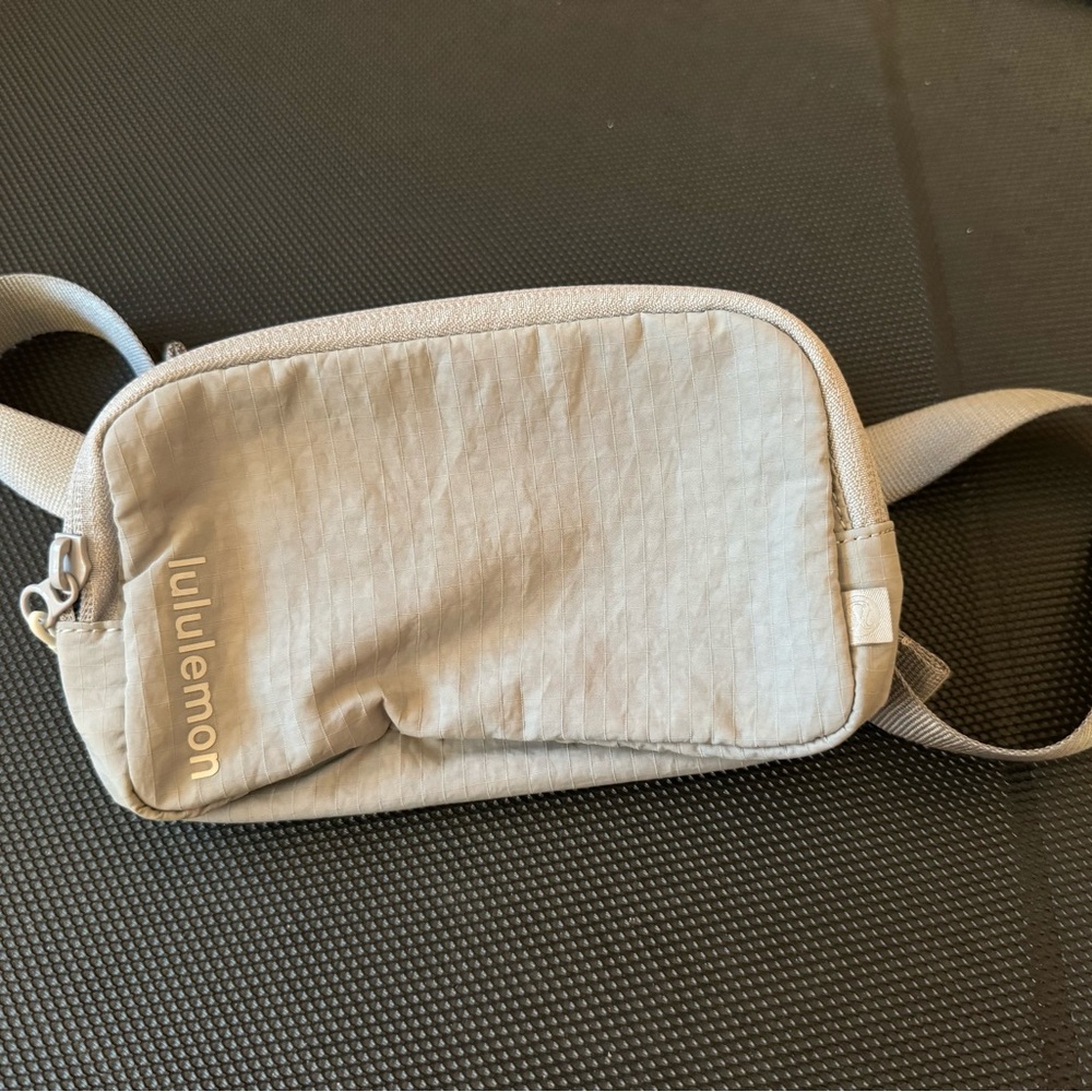 Lululemon everywhere belt bag